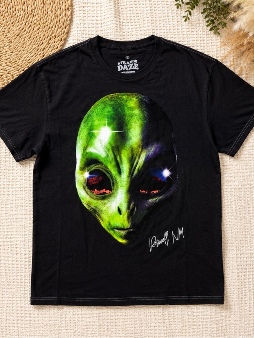 New Strange Daze Alien Graphic T-Shirt Men’s Size XL Sci Fi Alien Graphic Tee